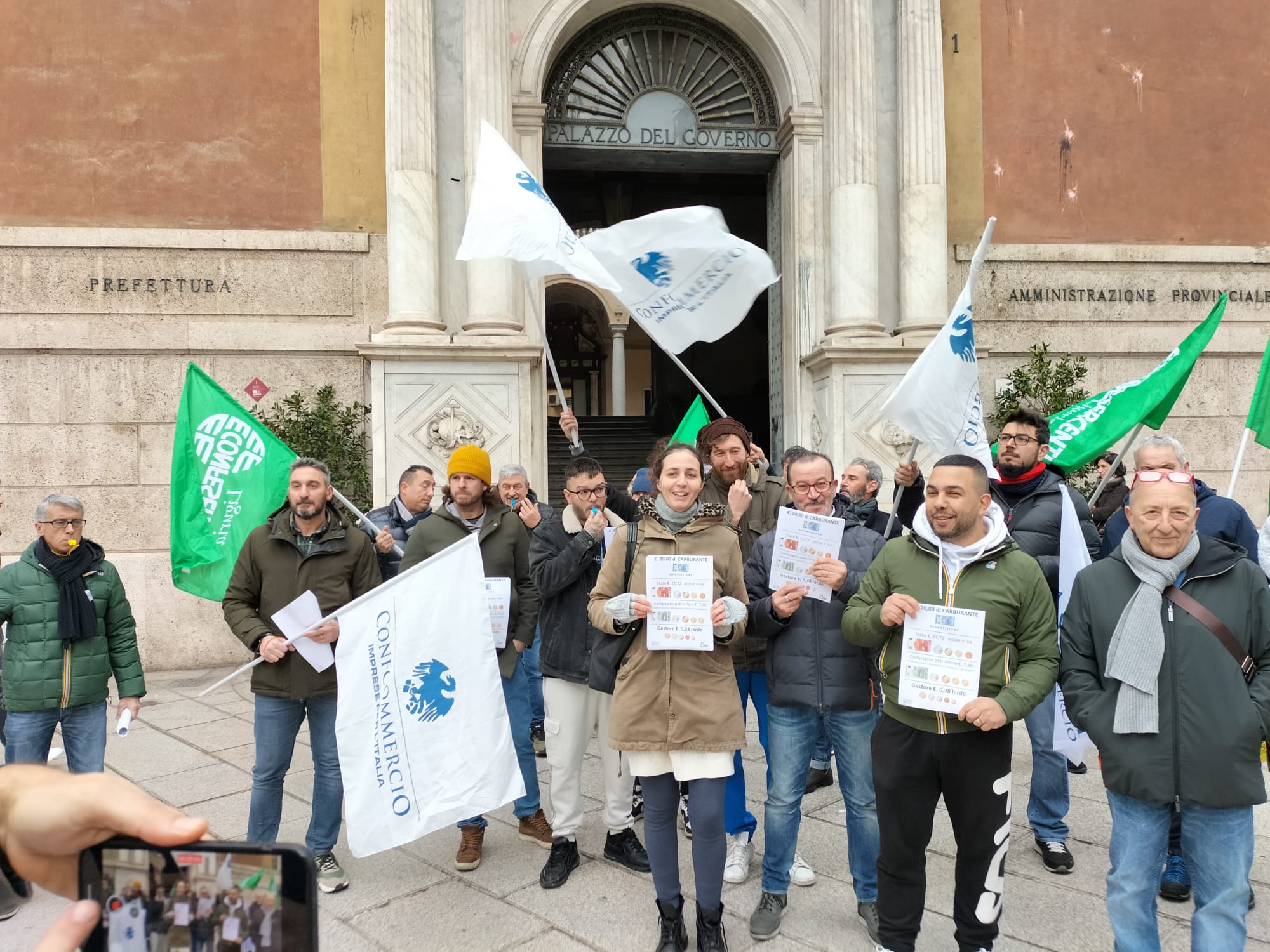 Benzinai verso riduzione dello sciopero a 24 ore, oggi il presidio a Genova in Prefettura